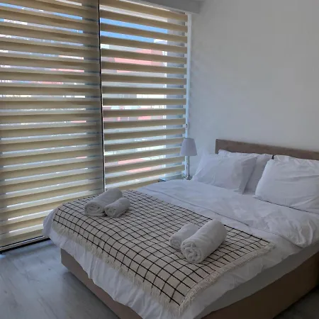 La Perla - Apt 10 קיירניה